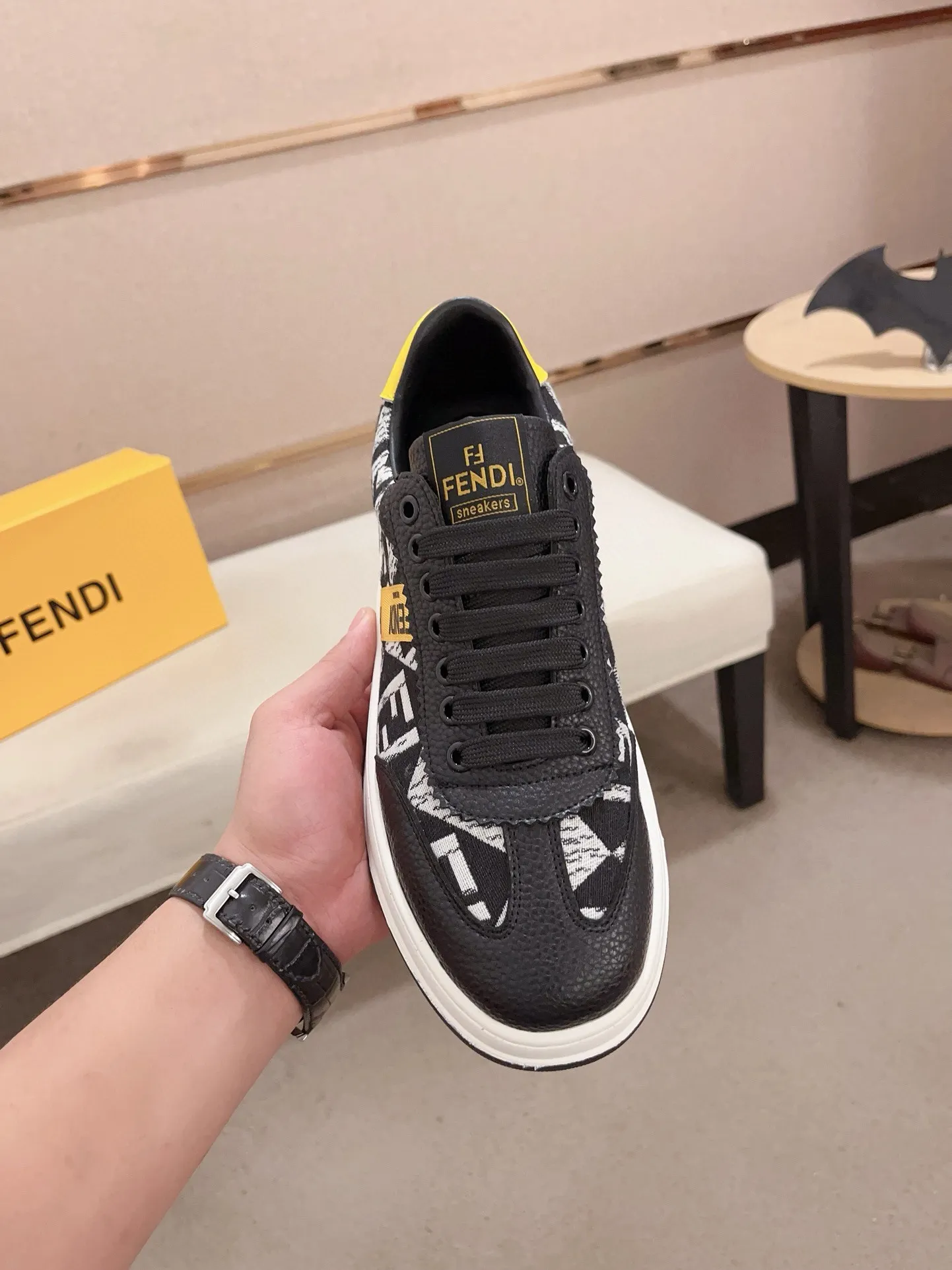 Men's shoes💰: 400💰[Fendi] Fendi's latest casual shoes for men! Available at counters simultaneously! A one-to-one replica of the original. All imported official website one-to-one cowhide fabric. The interior is made of top-grade sheepskin, and the original factory-supplied rubber outsole is used. Leading new fashion concepts. Matching code: 38-44. (can be customized for 45 non-refundable)